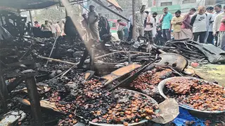 বগুড়ায় আগুনে পুড়ল রমজানের খেজুরসহ কোটি টাকার ফল